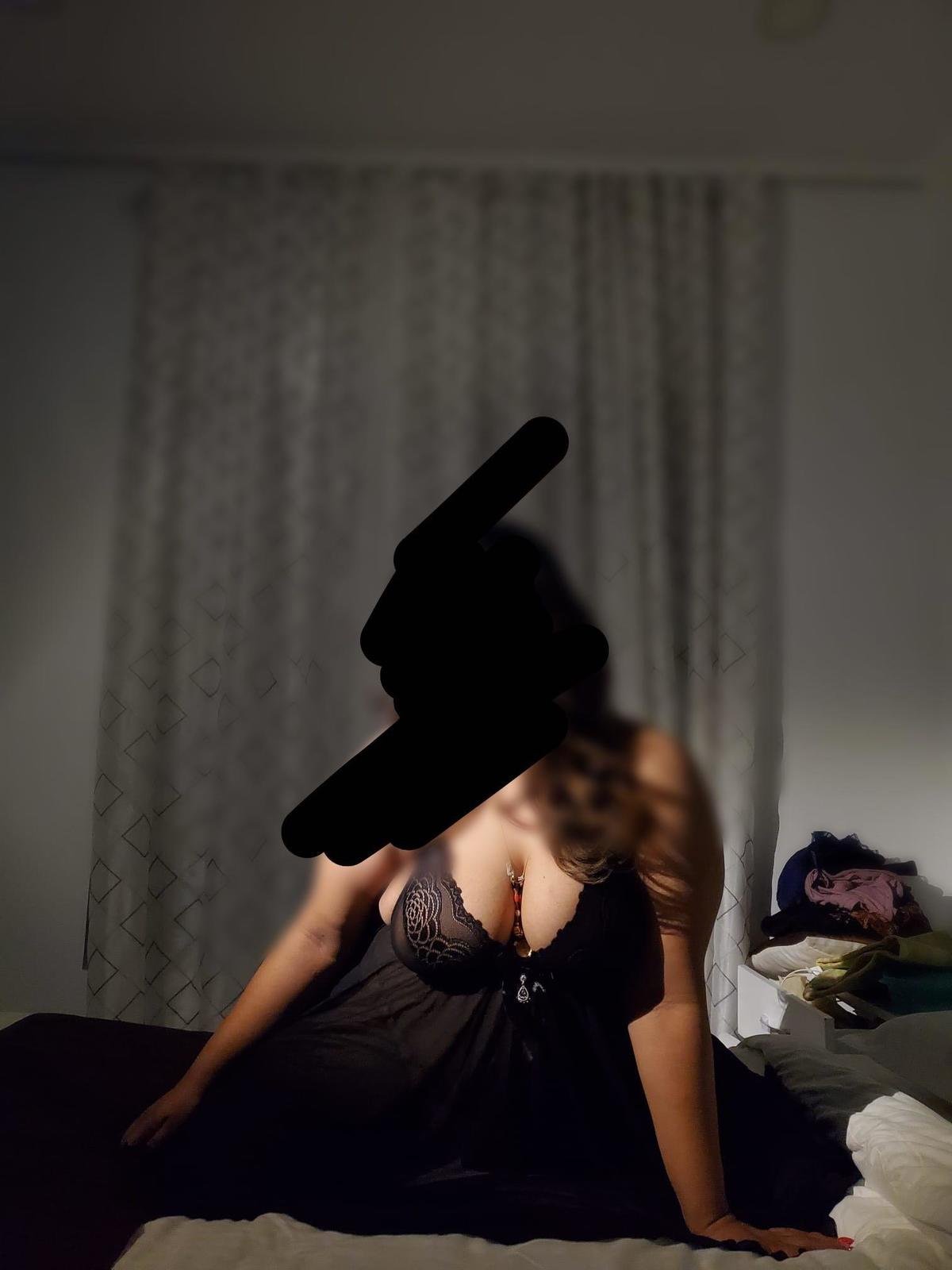 Busty Escort Lady Cam show